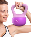 Poids kettlebell en vinyle violet 5 LB, prise antidérapante, logo au centre.
