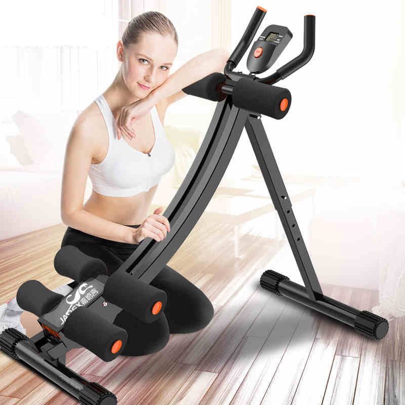 Machine d’abdos noire avec repose-pieds, bras latéraux et écran de contrôle