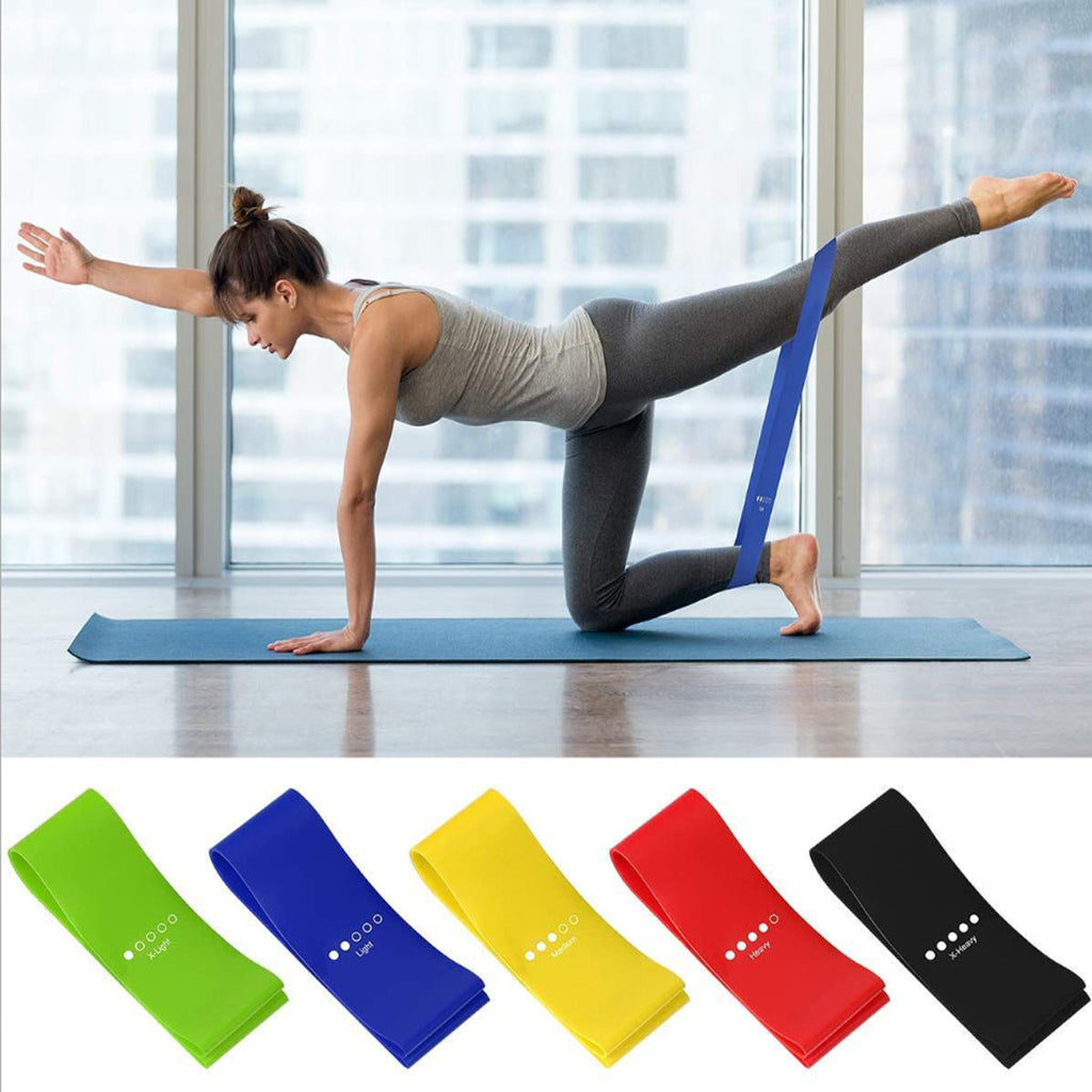 Bande de résistance en latex bleue, utilisée pour des exercices en position d’appui.