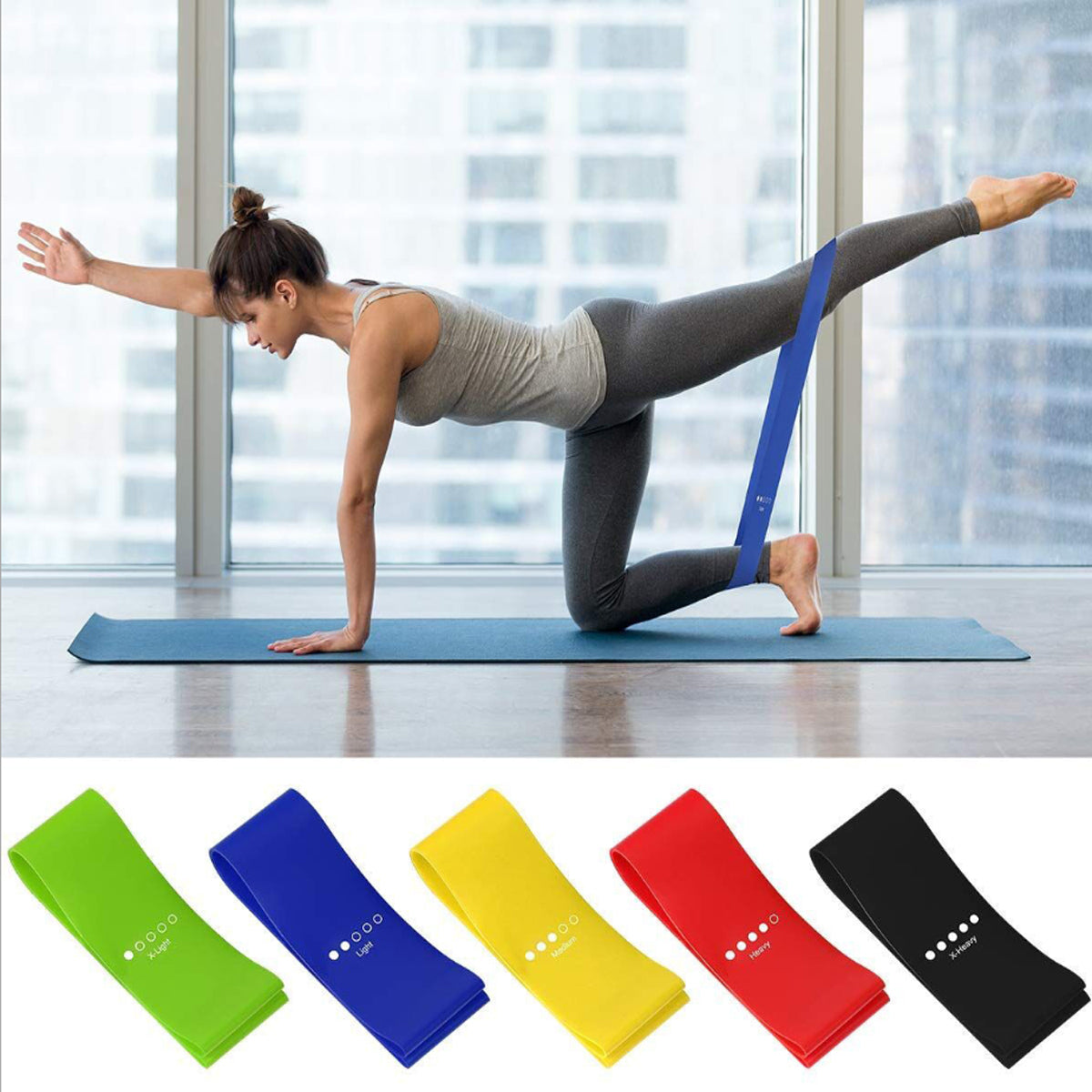 Bande de résistance en latex bleue, utilisée pour des exercices en position d’appui.