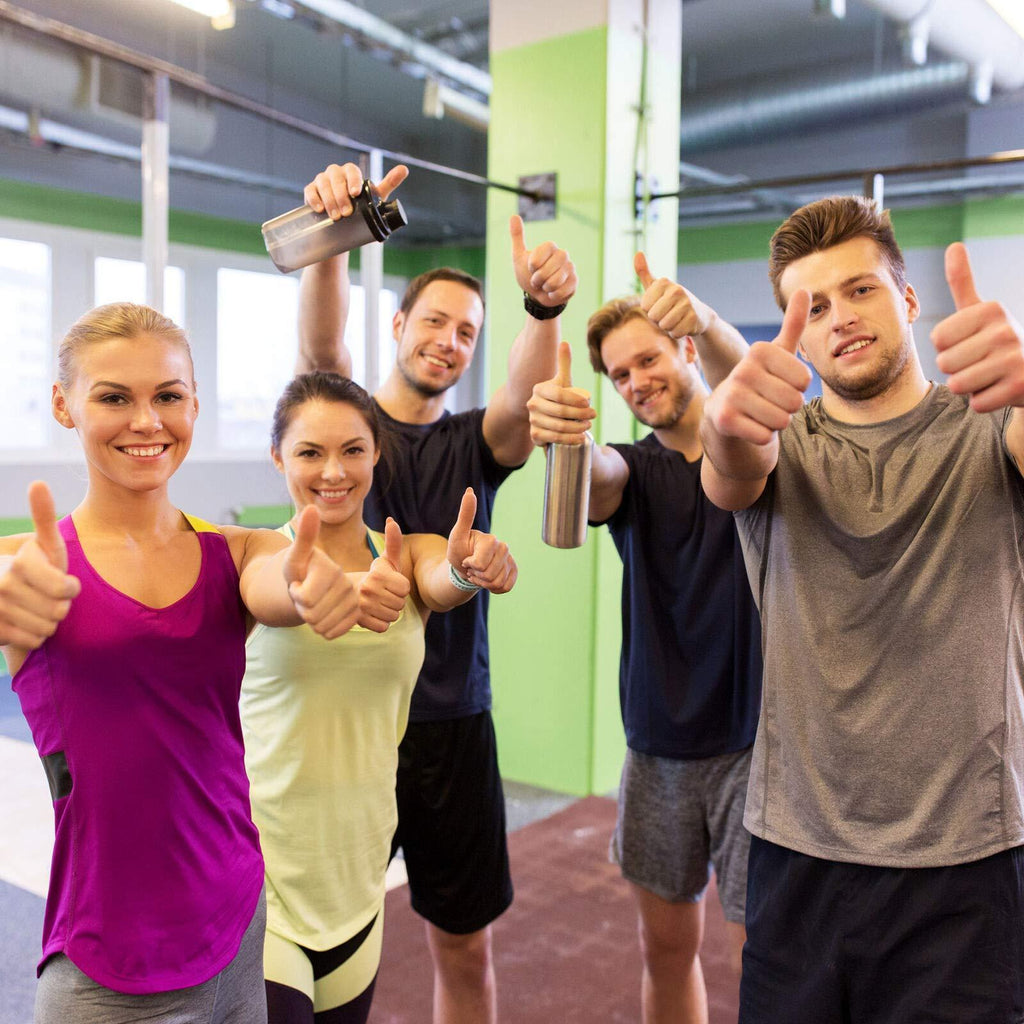 Bandes de résistance en boucle utilisées en séance de sport entre plusieurs personnes