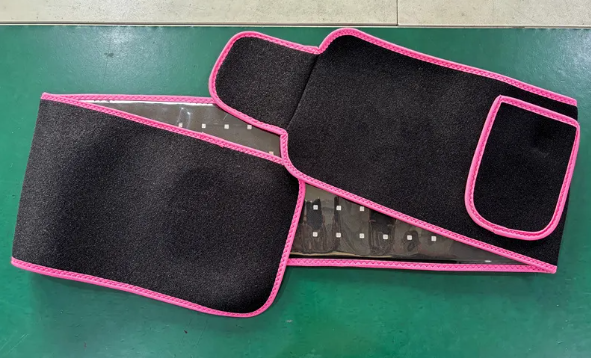 Ceinture de thérapie LED infrarouge noire à liseré rose vif, poche textile en haut