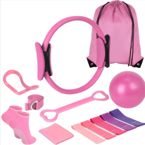 Lot d’accessoires de yoga et pilates: anneau rose, sac à cordon, ballon rose