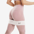 Bande de résistance de sport rose, placée autour des cuisses
