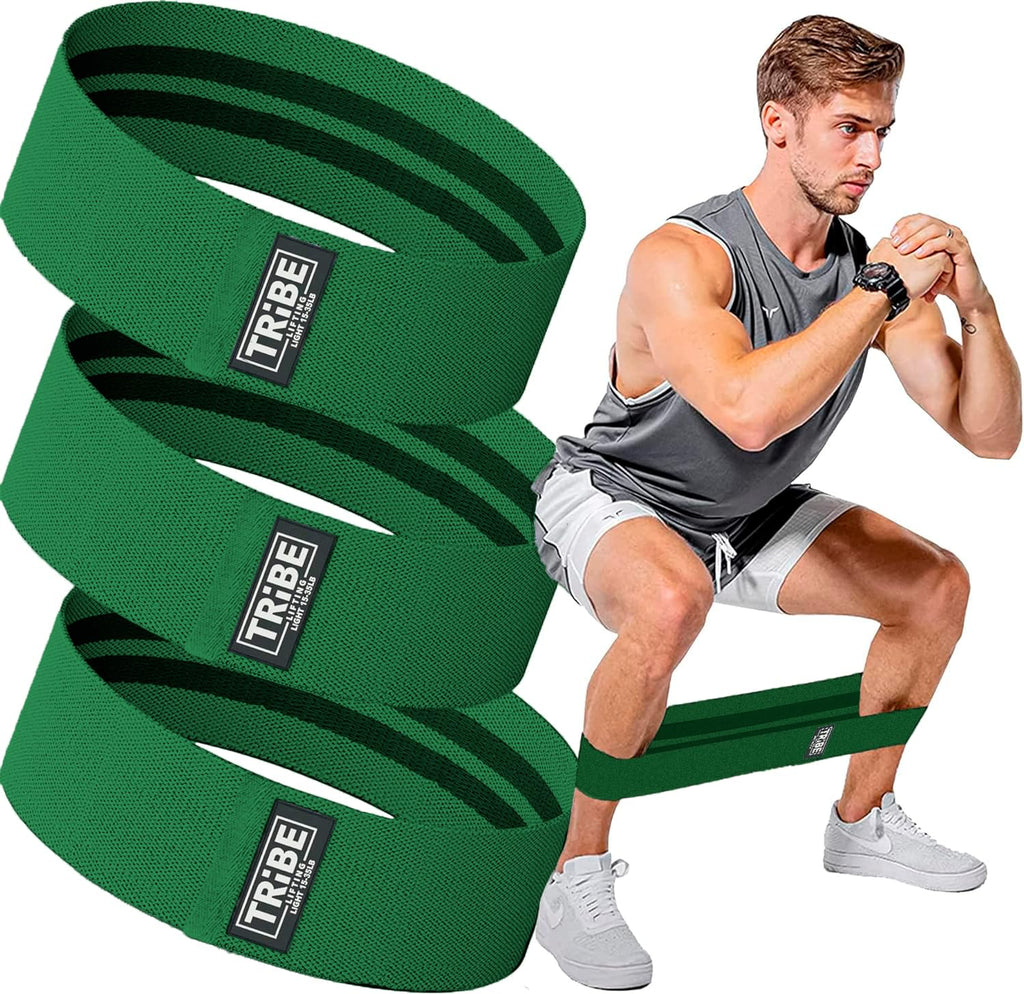 Boucles de résistance GripFit vertes en tissu, logos TRIBE sur les bandes.