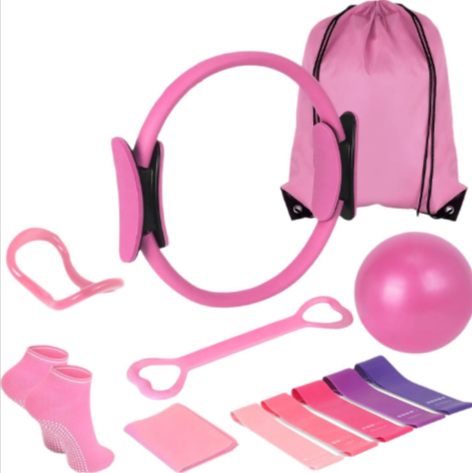 Lot d’accessoires de yoga et pilates: anneau rose, ballon rose, bandes et sangles