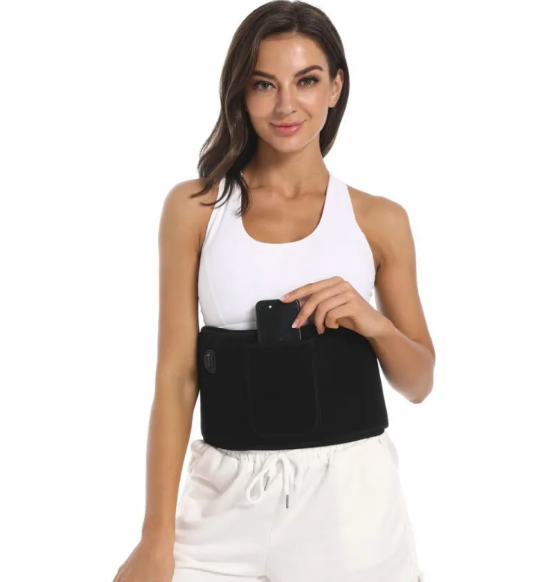 Ceinture de thérapie LED infrarouge noire à liseré orange portée par une femme