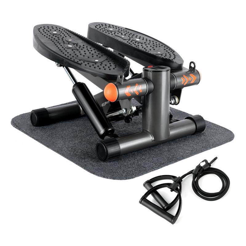 Stepper avec plateaux noirs perforés, barres de maintien et bandes sur tapis gris