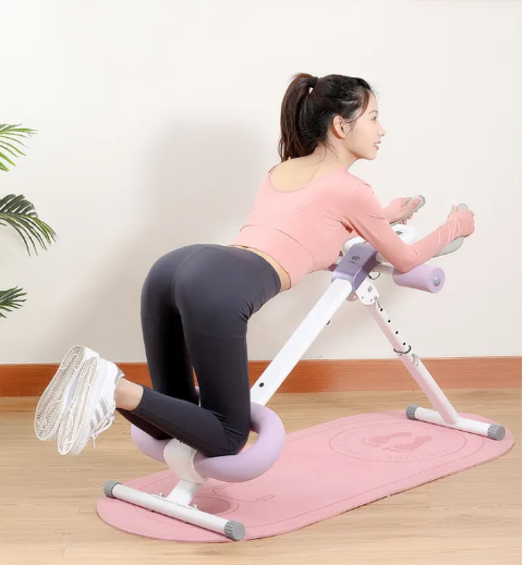 Appareil de réduction abdominale : coussins rose et violet, cadre blanc, posture assise