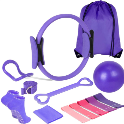 Lot d’accessoires de yoga et pilates: anneau violet, ballon violet et bandes colorées