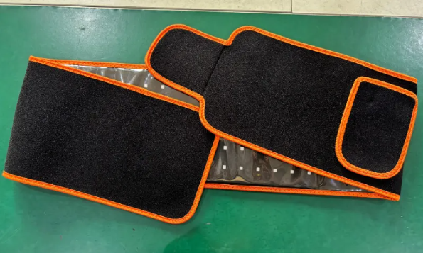 Ceinture de thérapie LED infrarouge noire à liseré orange, fenêtre avec pastilles visibles