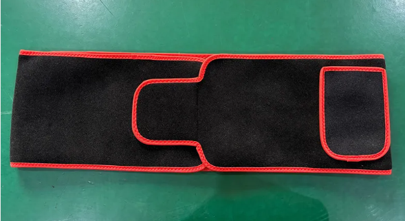 Ceinture de thérapie infrarouge LED noire, liserés rouges et coussinets à velcro.