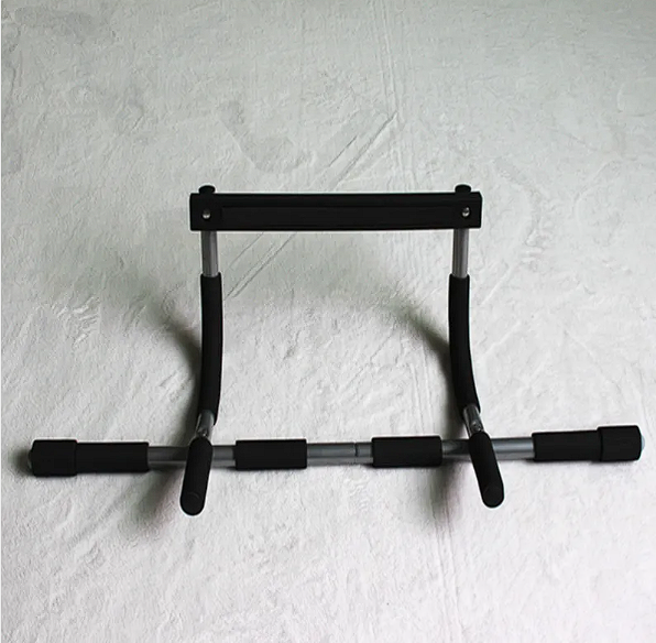 Barre de traction pour home gym noire avec poignées rembourrées et montants gris