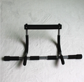 Barre de traction pour home gym noire avec poignées rembourrées et montants gris