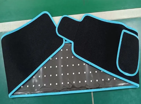 Ceinture infrarouge LED noire bordée de bleu, panneaux souples et velcro.