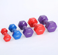 Jeu d’haltères hexagonales en rouge, bleu et violet, avec poids 1–5 KG visibles