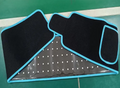 Ceinture de thérapie infrarouge LED noire, surpiqûres bleues et coussinets à velcro.